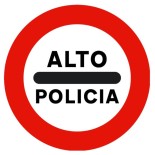 Señal de tráfico alto policia